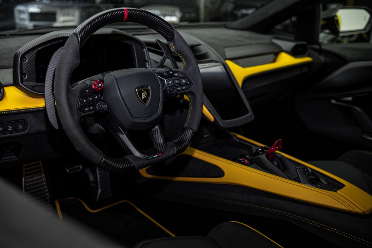 لامبورغيني ريفويلتو 6.5L V12 Hybrid