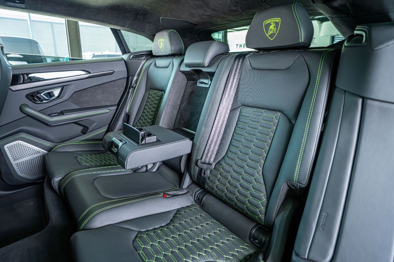 Lamborghini Urus S 4.0T V8 Special Color-23 Inch High Gloss Black Rims-Black Exhaust Tail Pipes