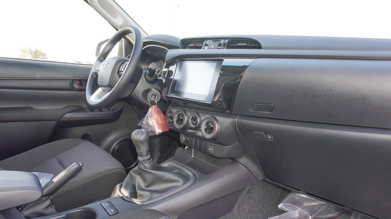 تويوتا هيلوكس 2.4L Diesel 4WD M/T