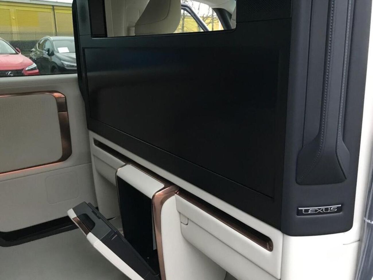 Lexus LM 350h 2.5 350h Takumi E-CVT AWD Euro 6 (s/s) 5dr ( EXPORT ONLY)