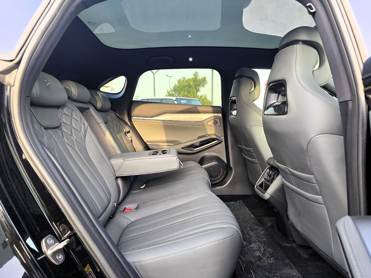 BYD Song L BYD Song L EV FULL OPTION 662 K.M RANG With radar Black Color 2025 Model