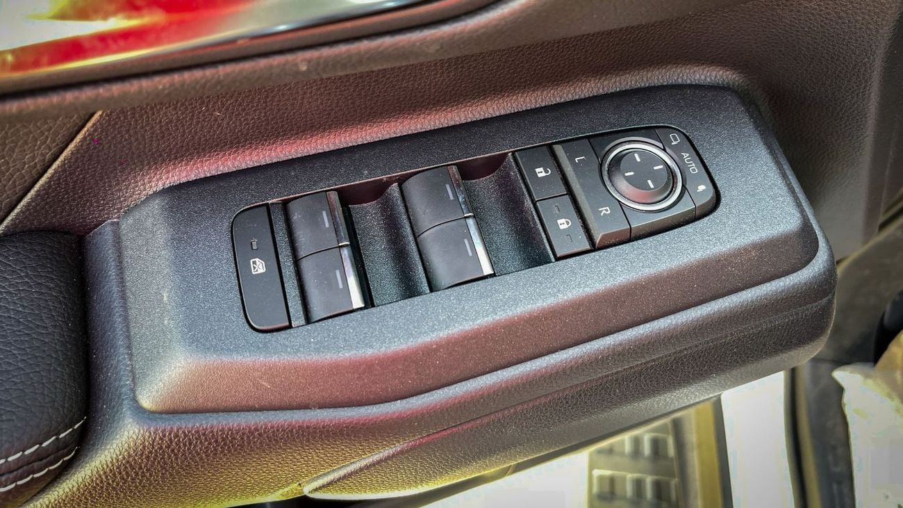 تويوتا برادو 2.7L 4-cylinder inline petrol, 4 door, 7 seats