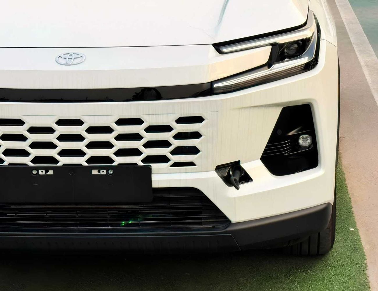 تويوتا راف ٤ XLE-G MID OPTION || 2.0L PETROL V4 / SUNROOF / DRIVER PWR SEAT / BIG DVD / REAR CAMERA (CODE # RVPXL