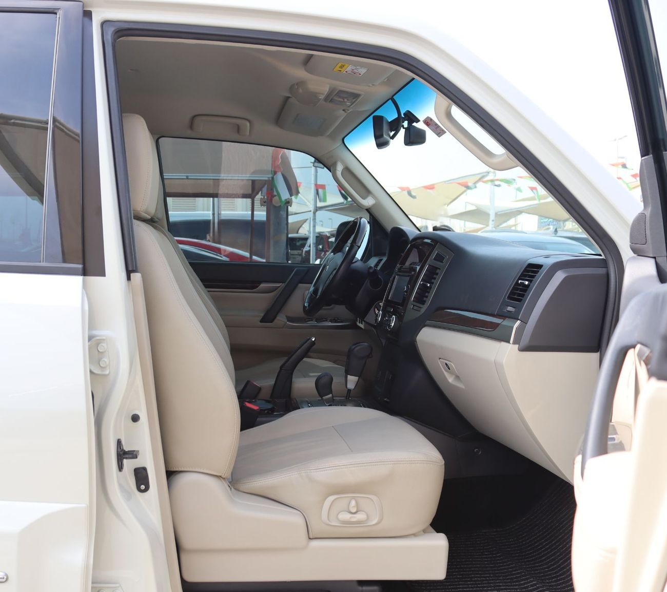 ميتسوبيشي باجيرو ميتسوبيشي باجيرو 2020- خليجى - بدون حوادث -  3.8L - (6)V -عدد7مقاعد - بحاله ممتازه