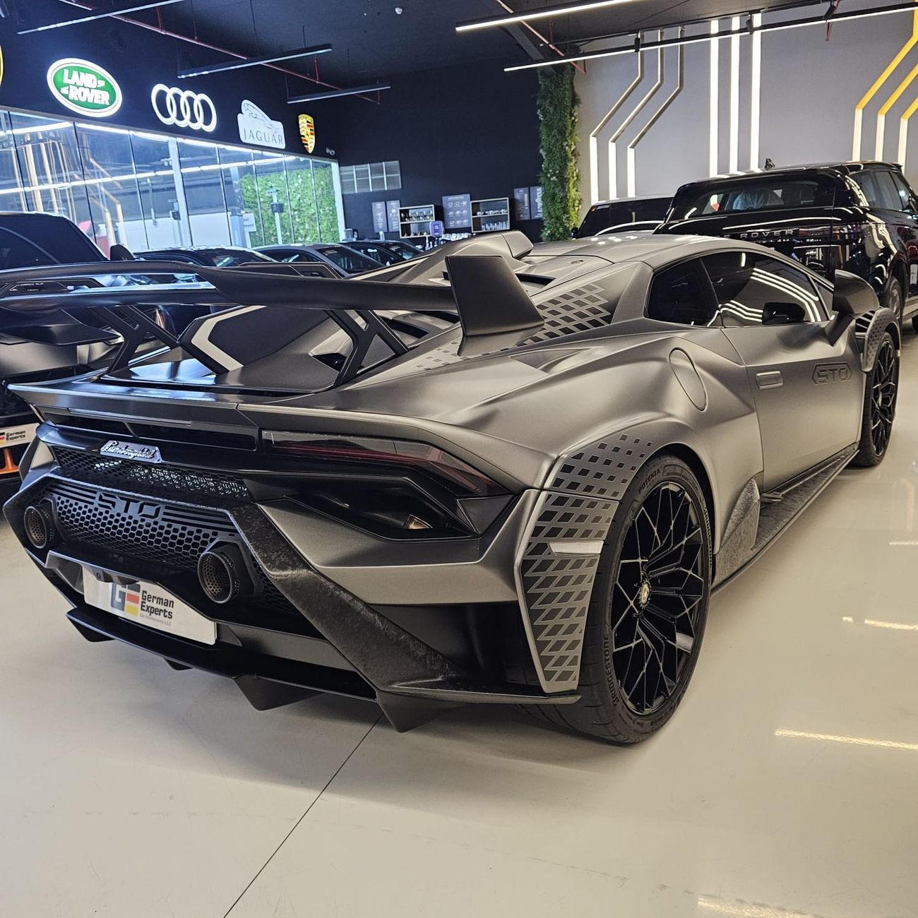 Lamborghini Huracan 2022 Lamborghini Huracán STO / GCC /Forged Carbon Fiber Edition/arranty till 2027Under Agency W