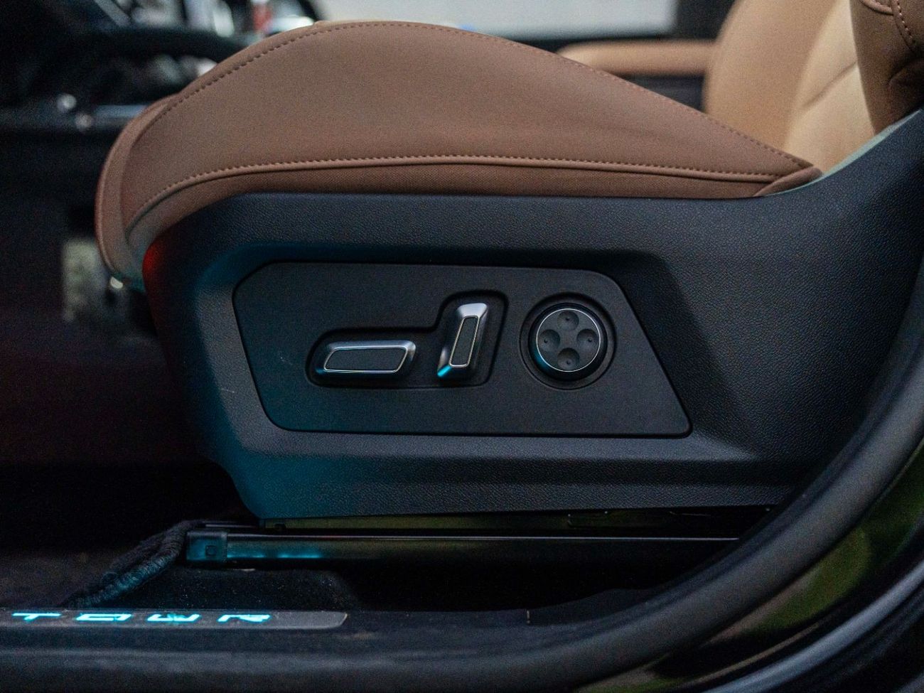 Jetour T2 AED 2,437 PM • T2 LUXURY • ONLY 5K KMS • 2.0 TURBOCHARGED • OFFICIAL JETOUR WARRANTY + SERVICE PLAN