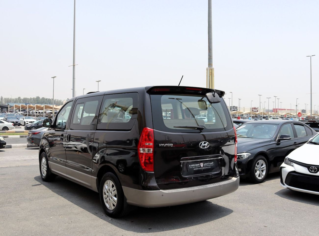 هيونداي H-1 متوسط المواصفات خالية من الحوادث - خليجي - فتحتين سقف - رقم واحد الفل - بحالة الوكالة من الداخل والخ