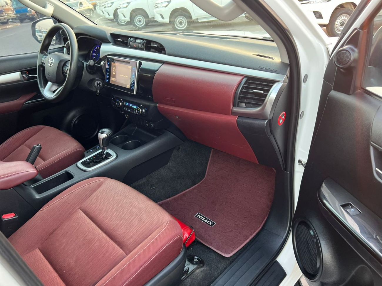 Toyota Hilux 2016 Toyota Hilux SR5 Premium Full Option - 2.7L V4 - 4x4 AWD - Rear CAM & AC - big Body - 116000 Km