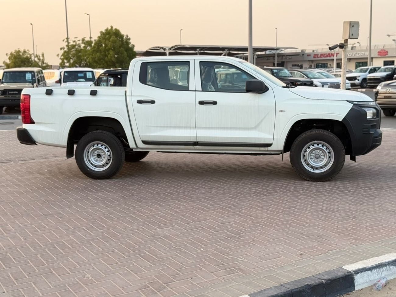 ميتسوبيشي L200 2.4 Petrol manual ميتسوبيشي L200 2.4 لتر بنزين ناقل حركة يدوي 2027
