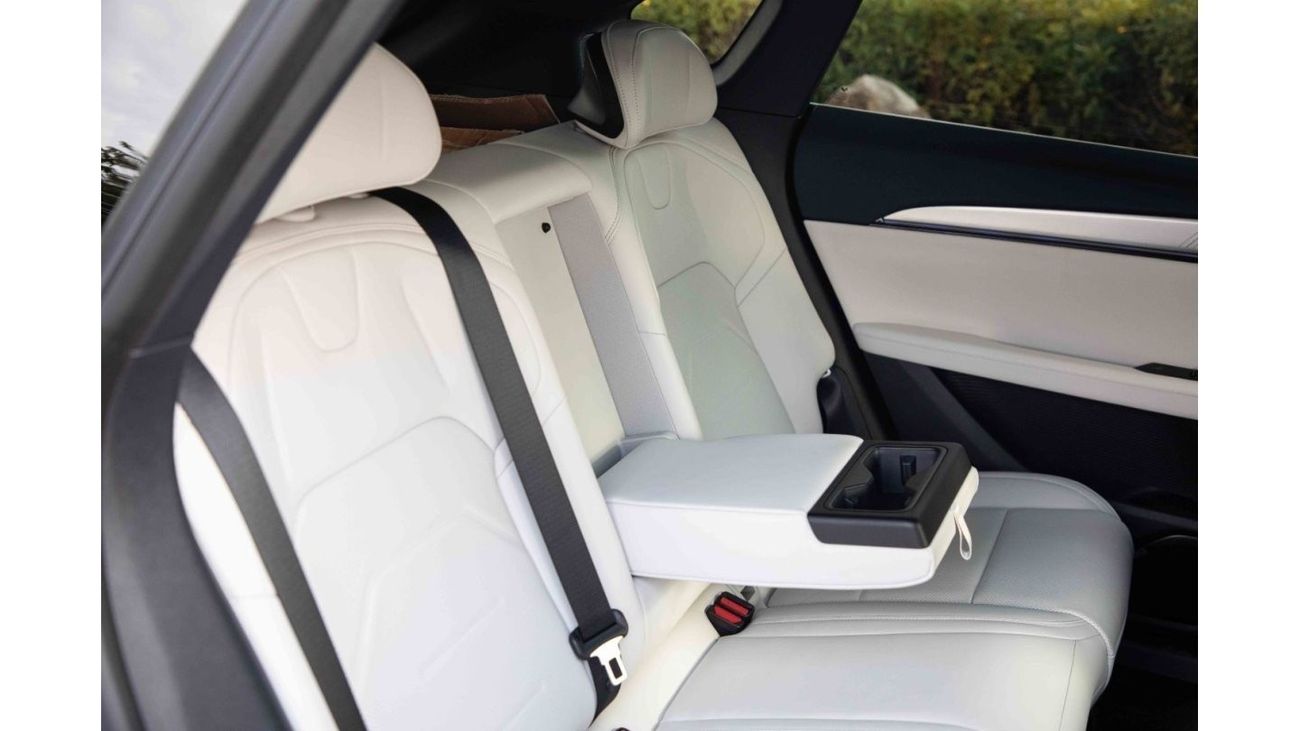 Ji Yue 01 2023 جيوي 01- أحمر داخل أبيض