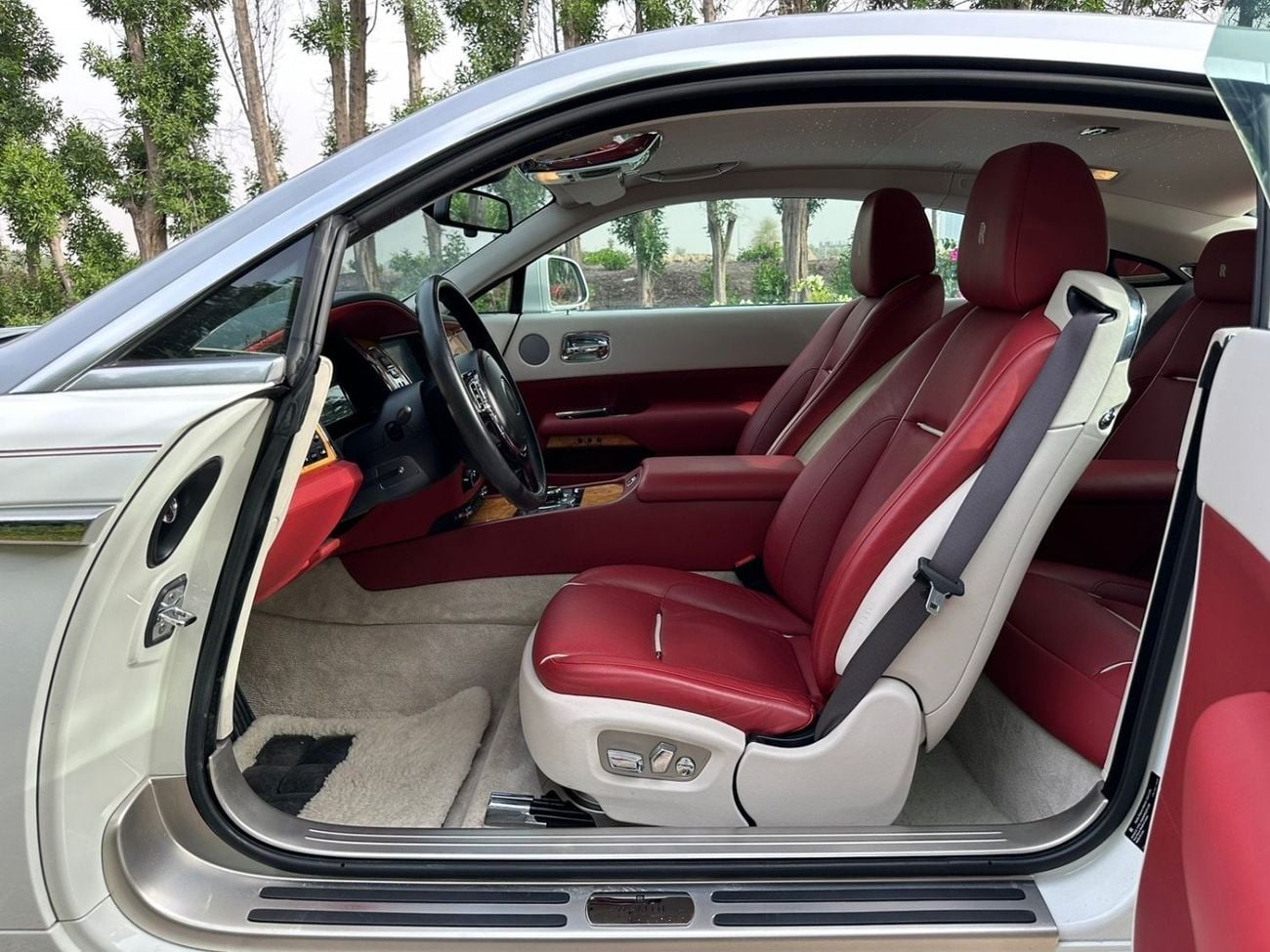 رولز رويس واريث 2015 Rolls Royce Wraith | GCC Specs | 6.6L V12 | 624 HP | 66k KM | WHITE/RED | Starlight Headliner |