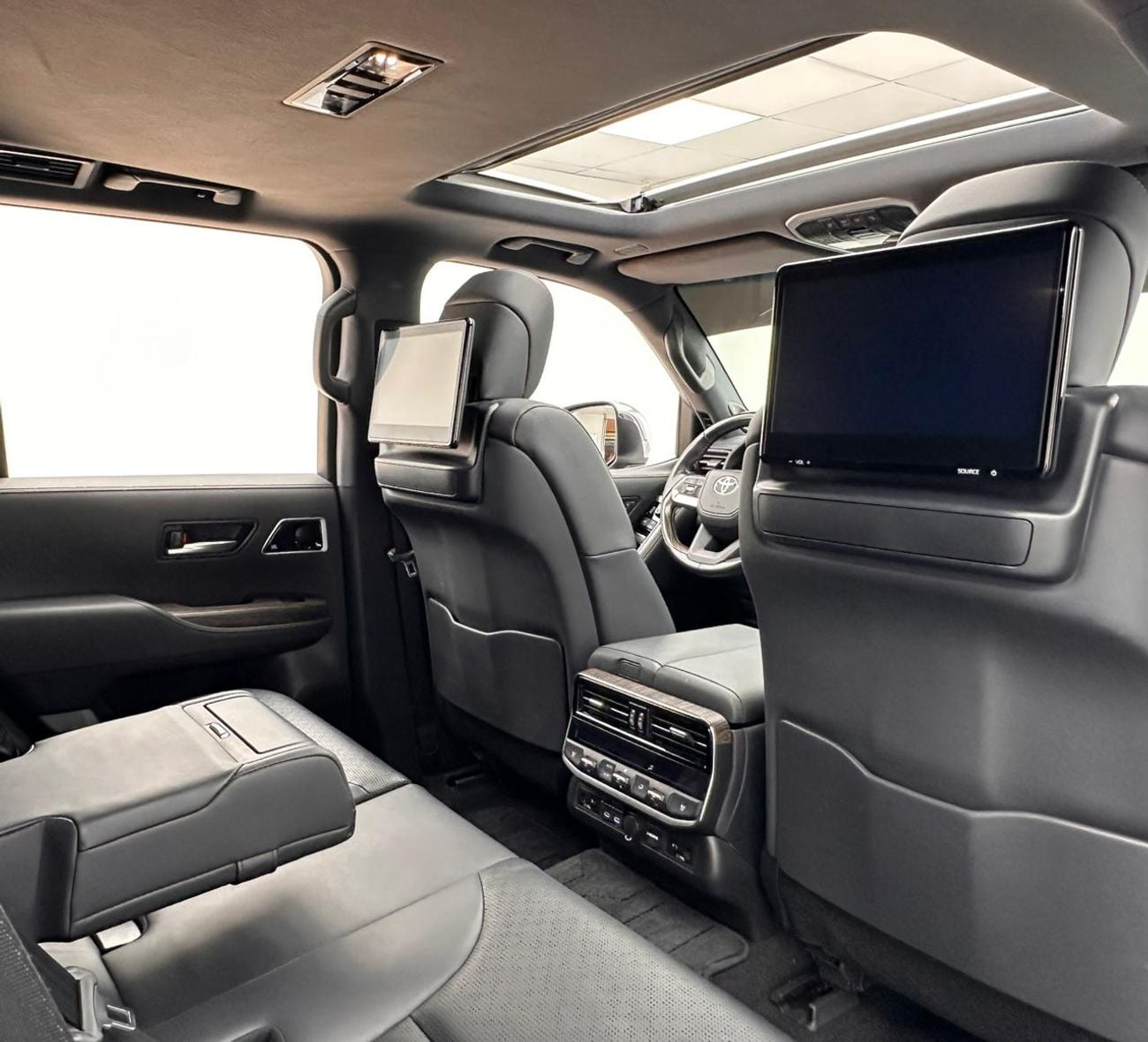 تويوتا لاند كروزر 2024 Toyota Land Cruiser VXR, Jan/2027 Toyota Warranty, Toyota Full Service History, GCC