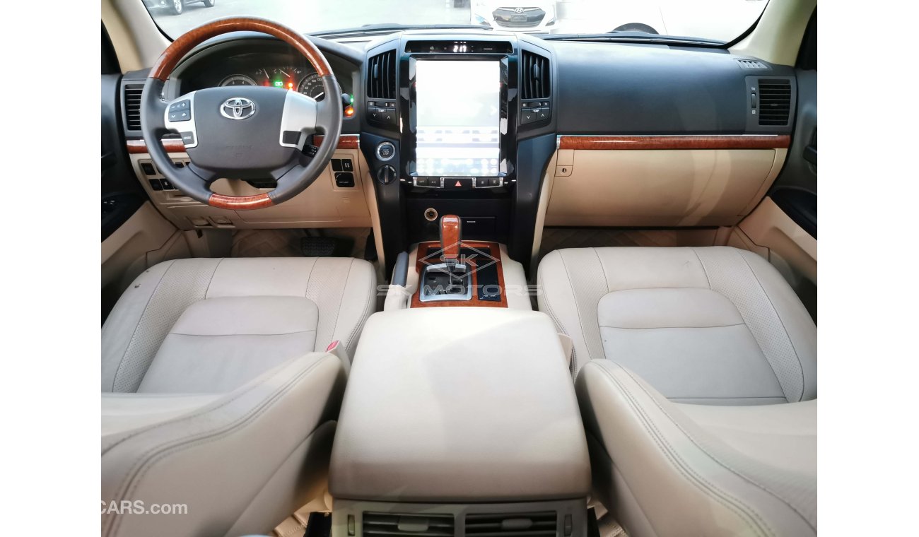 Toyota Land Cruiser 4.0L, 20" Rims, Driver Power Seat, Sunroof, DVD, Rear Camera, Leather Seats, Cool Box (LOT # 8924)