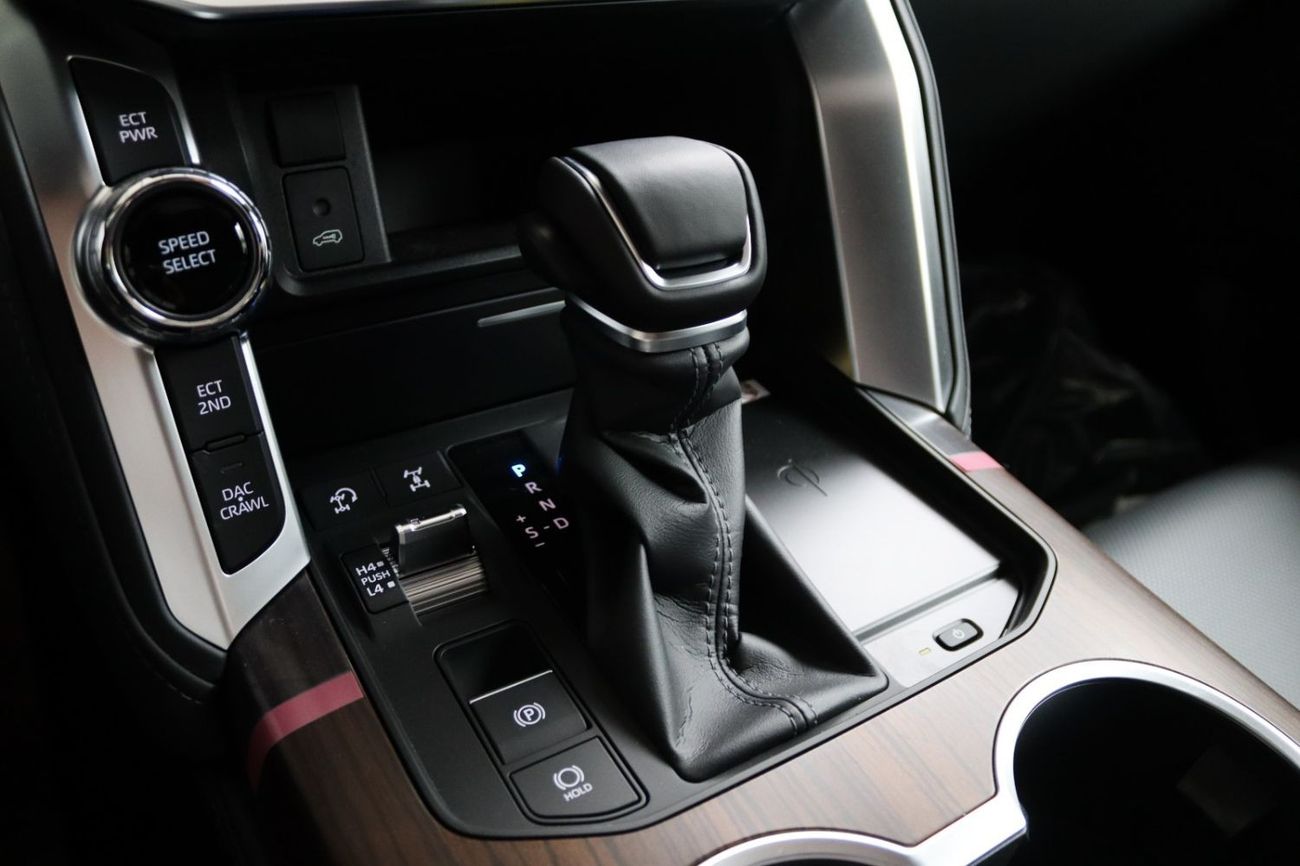 Toyota Land Cruiser 2025 LAND CRUISER 300 4.0 V6 VXE.s RADAR **EXPORT ONLY**التصدير فقط خارج الخليج***