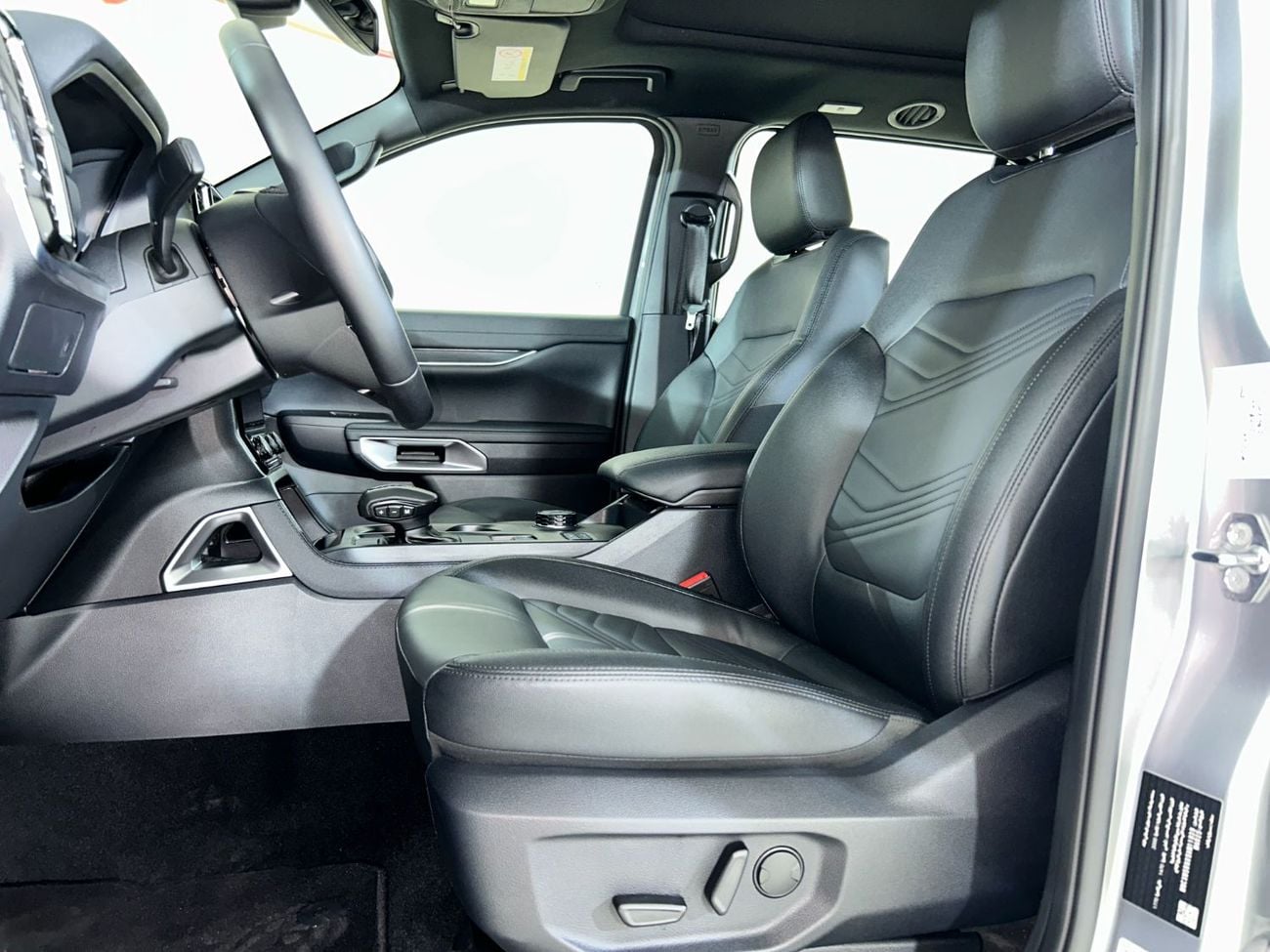 فورد ايفرست LIMITED / AL TAYER MOTORS AL QOUZ SHOWROOM