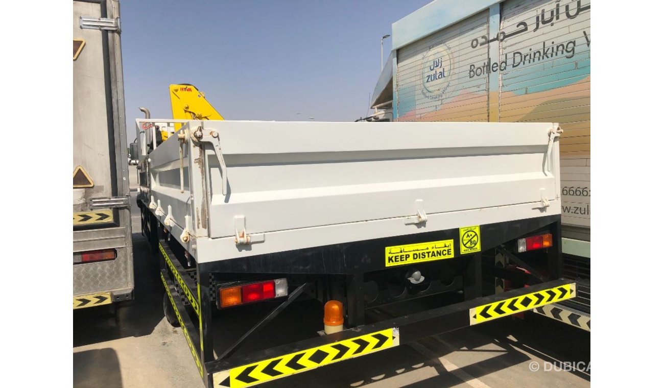 ميتسوبيشي كانتر Mitsubishi Fuso 7 ton truck With 4 Ton Crane,model:2017. only done 15000 km