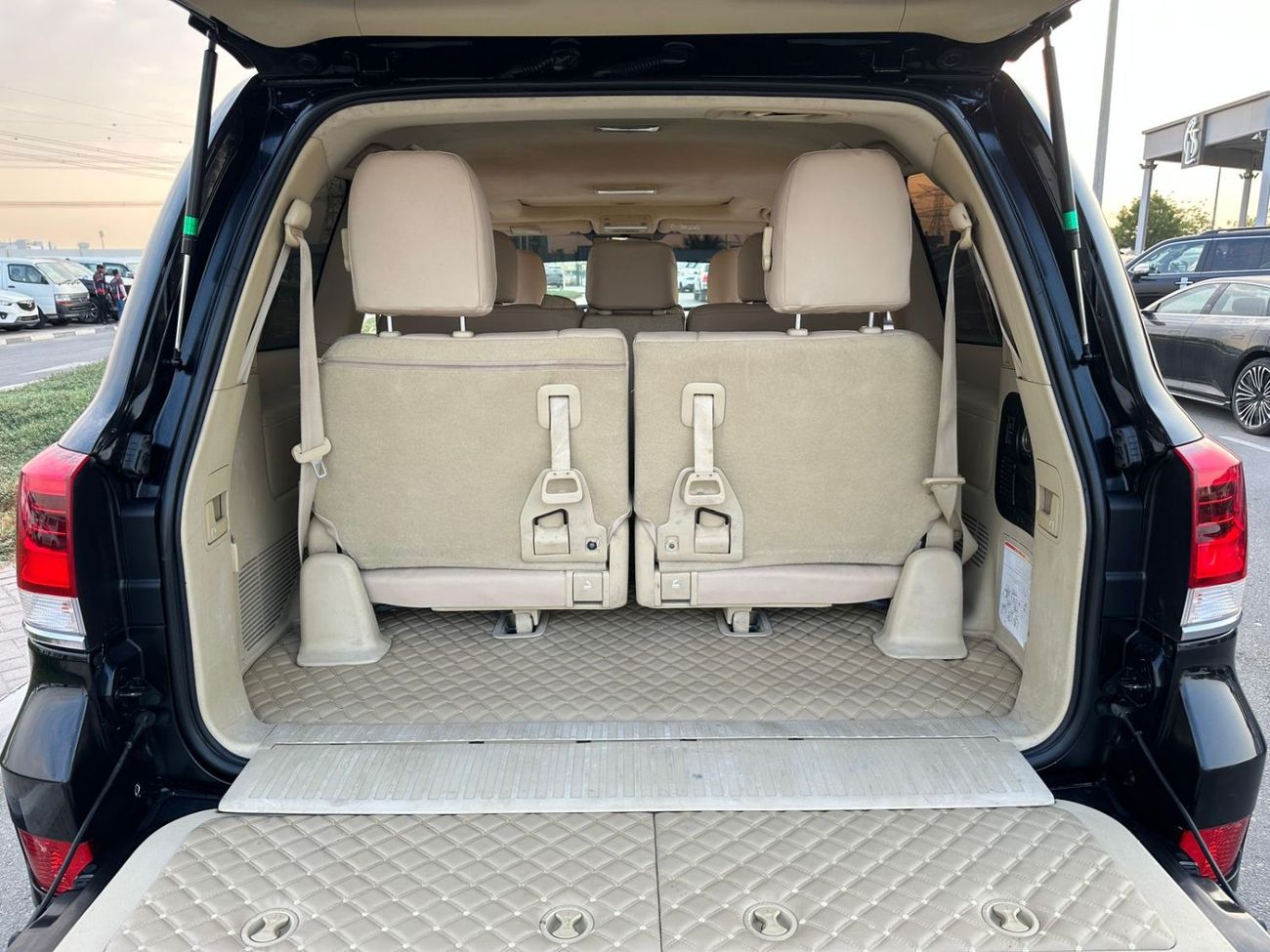 تويوتا لاند كروزر Toyota landcruise 2017Model Engine petrol 4.0 GXR colour black Transmission Automatic Interior.Begie