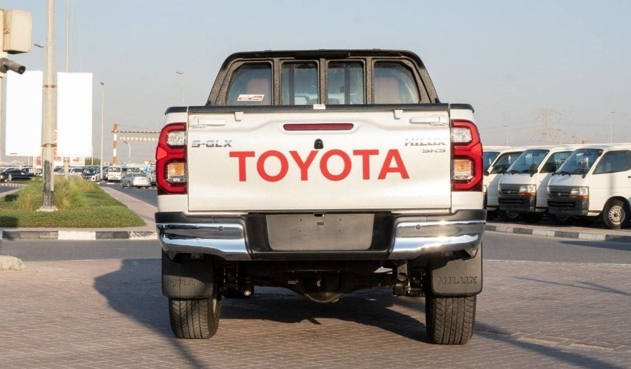 تويوتا هيلوكس 2025 Toyota Hilux 4x4 2.7L petrol AT with cooling seats Full option GCC Specs (Export Price)