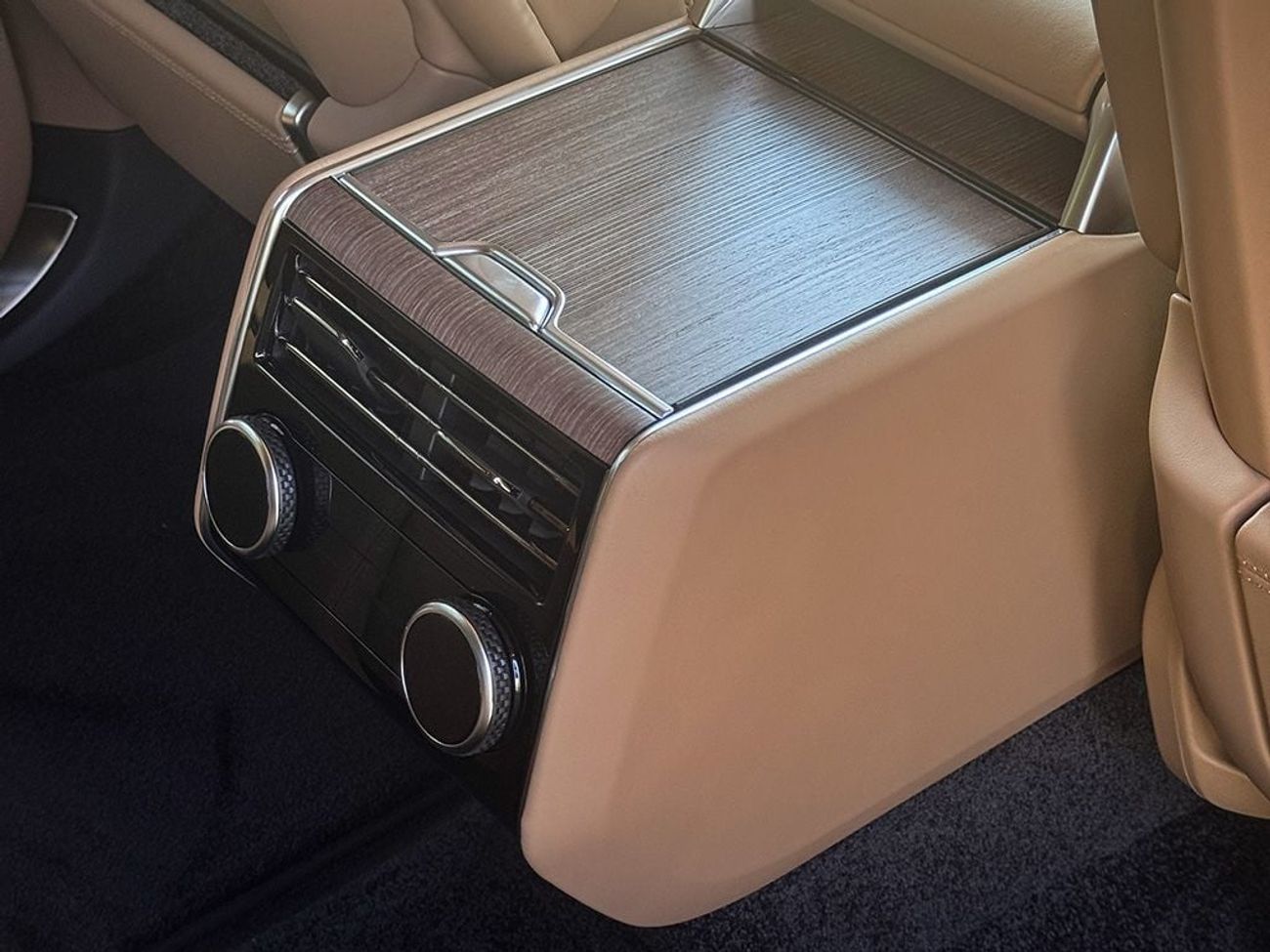 Land Rover Range Rover LWB AUTOBIOGRAPHY P460E IN RIGHT HAND DRIVE