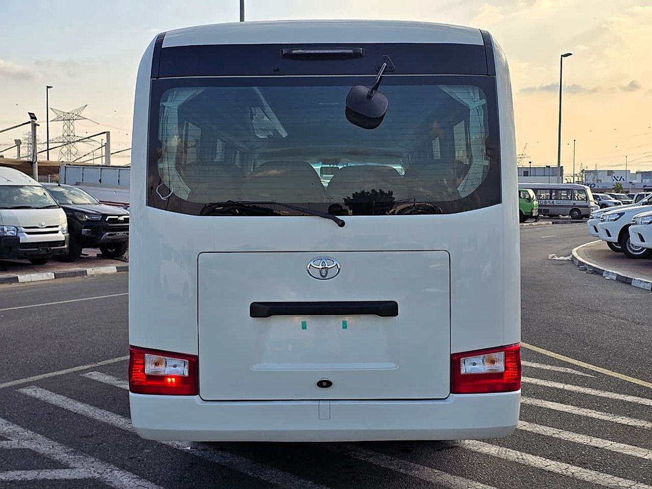 تويوتا كوستر Toyota Coastor Vip 4.2l diesel M/T 22 seats with Electric Door and Cool Box White Color 2026 Model