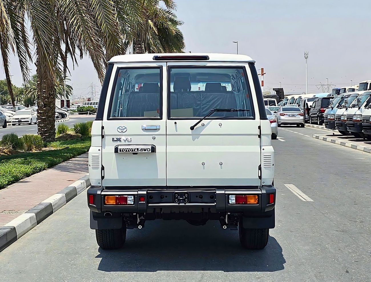 Toyota Land Cruiser 70 4.0L PETROL / AT / DIFF LOCK/ WINCH SNORKEL / FULL OPTION (CODE # 68001)