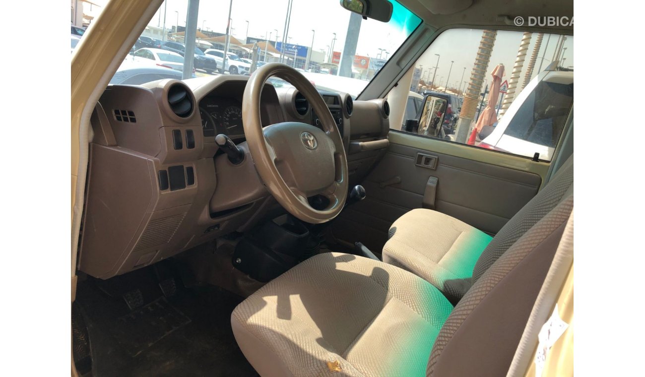 Toyota Land Cruiser Pick Up Toyota Landcruiser Pick Up S/C V6, model:2015. Excellent condition