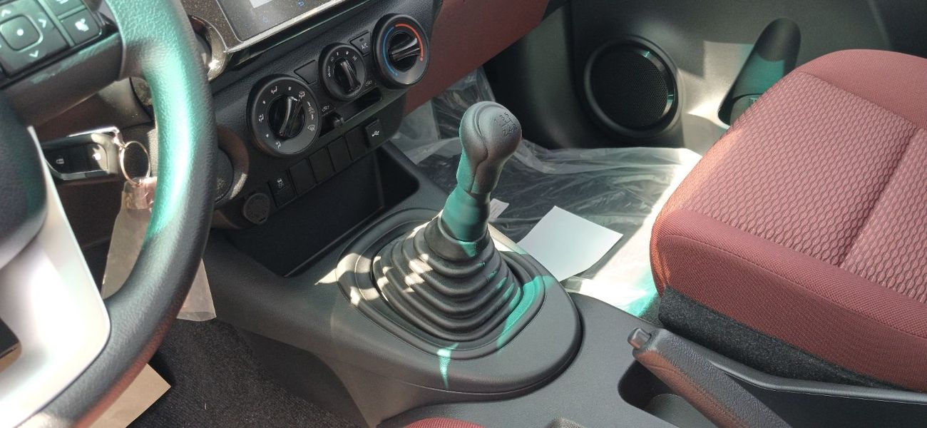 Toyota Hilux Toyota Hilux 2.4L Diesel MT SC 4x2  2024YM