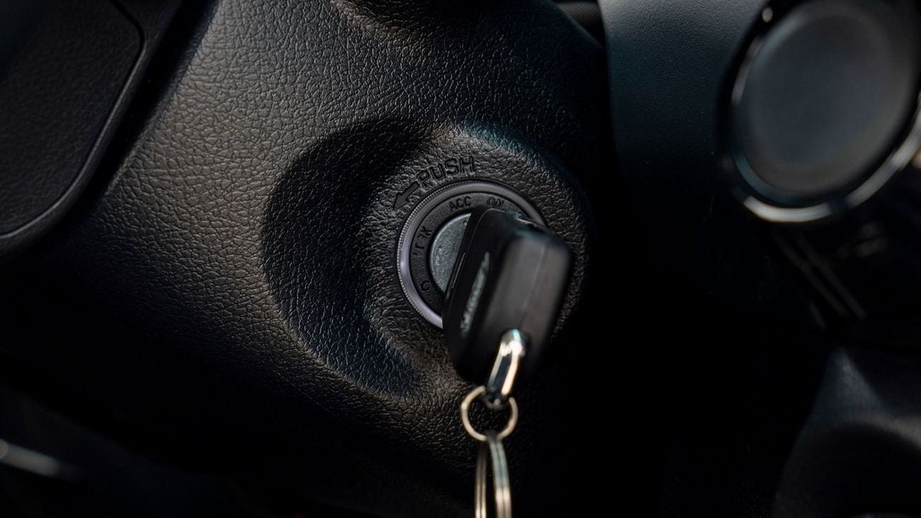 Toyota Hilux MID OPTION PETROL 2.7 AT