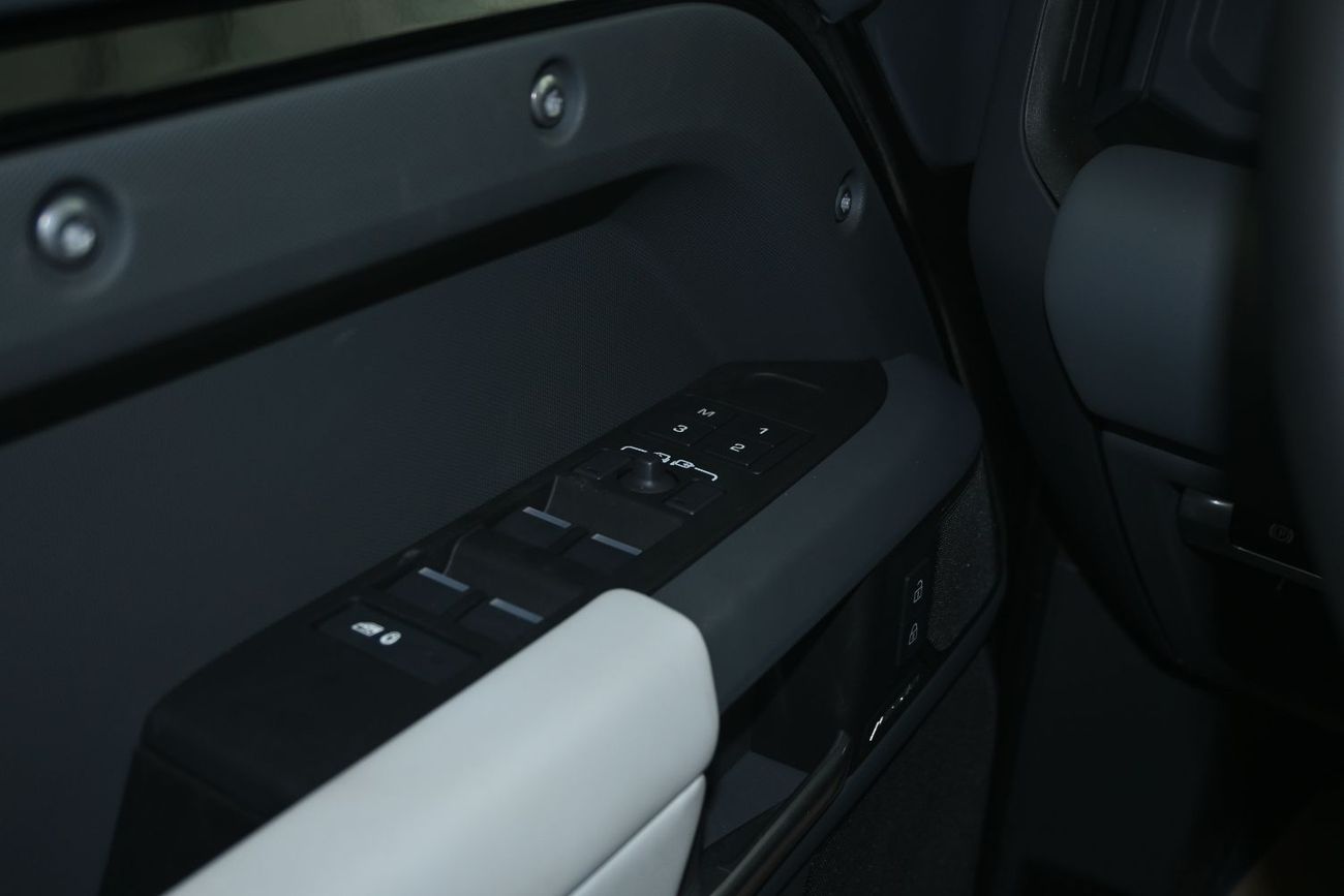 لاند روفر ديفندر Land Rover Defender P400 X-Dynamic HSE, 3.0L Turbo In-Line 6 Cylinder, Model 2026