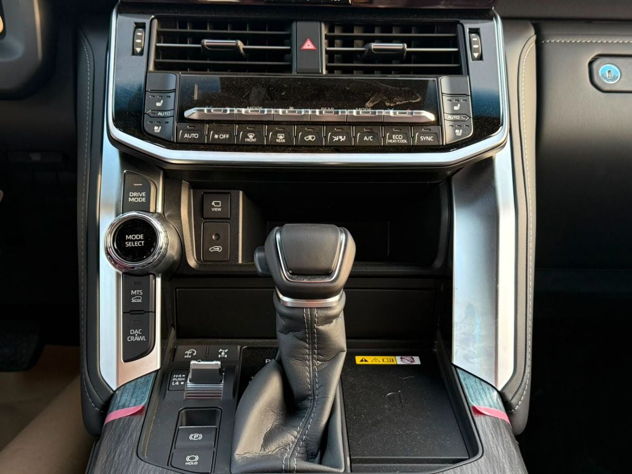 Toyota Land Cruiser LAND CRUISER VXR - A/T . Petrol 3.5L Twin Turbo  . 4X4 . 7 Seats . 2026 Model