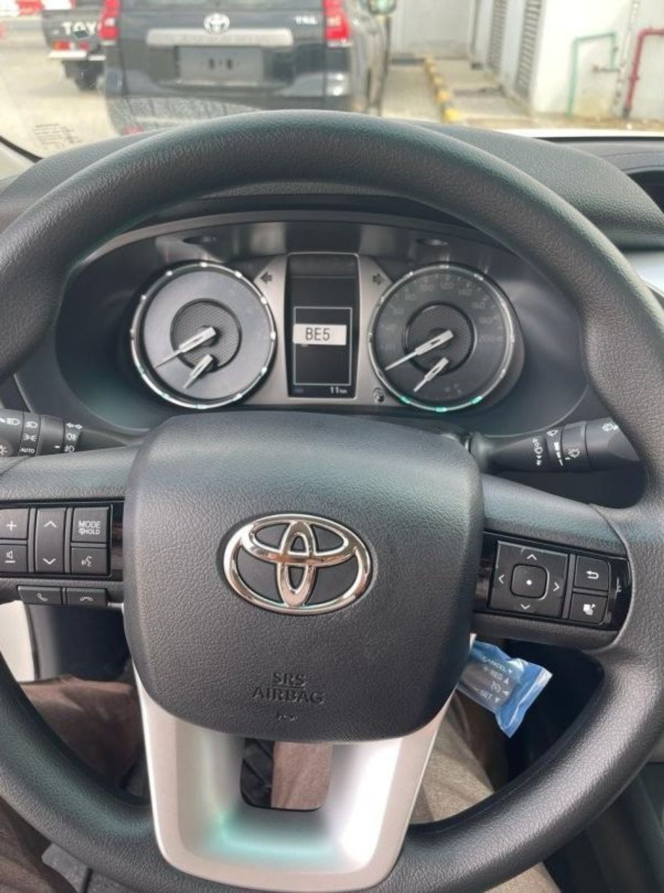 Toyota Hilux Toyota Hilux SR5 2.7L Petrol, Automatic Model 2024 Color White