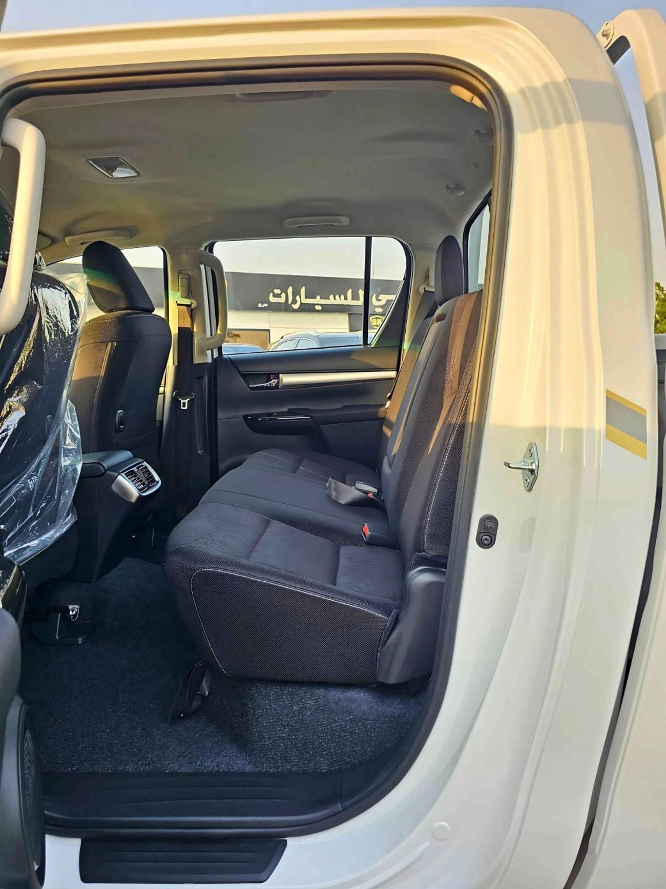 Toyota Hilux SR5 WIDE BODY WITH HUK / 2.4L DIESEL A/T / REAR CAMERA / 4WD (CODE # HLD5J)