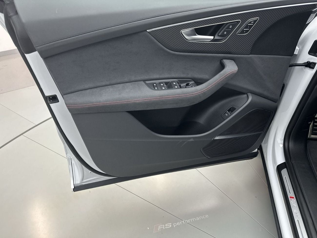 أودي RSQ8 RS Q8 SUV Performance 640hp Carbon Edition (Ref# 23677)