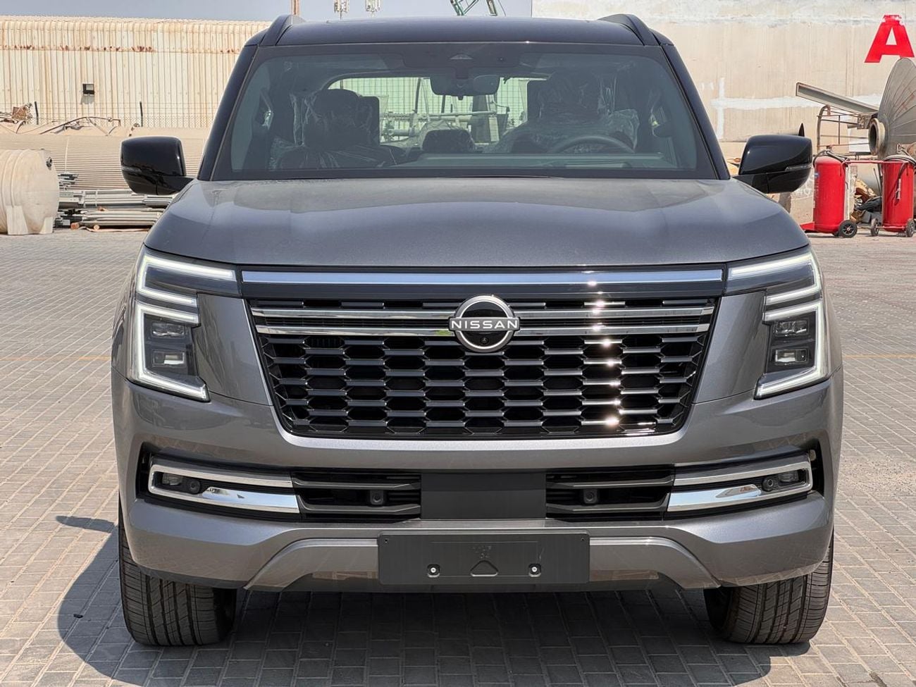 نيسان باترول LE بلاتينيوم سيتي (الخارج: رمادي + سقف أسود، الداخل: عنابي)