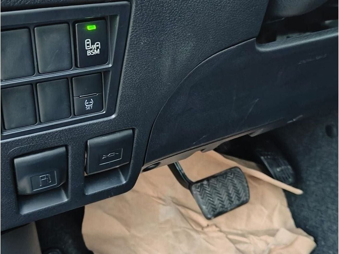 تويوتا هيلوكس SGLX TOYOTA HILUX 2.7 SR5 4x4 DOUBLE CABIN PETROL AUTOMATIC FULL OPTION 2025 MODEL