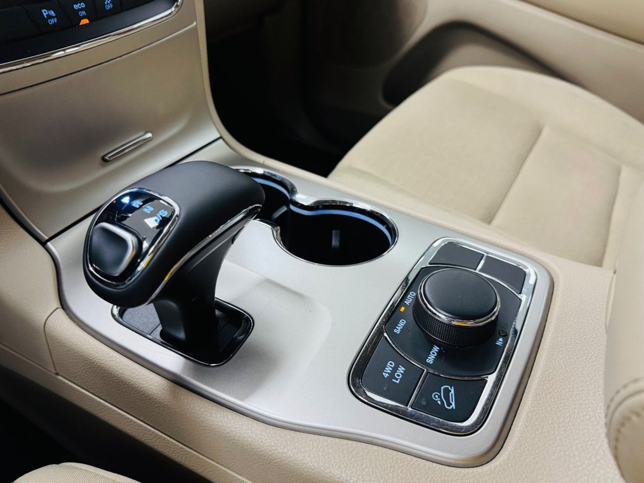 Jeep Grand Cherokee Laredo GCC .. Original paint .. V6 .. Low Milegea .. Perfect Condition .. Perfect Condition .