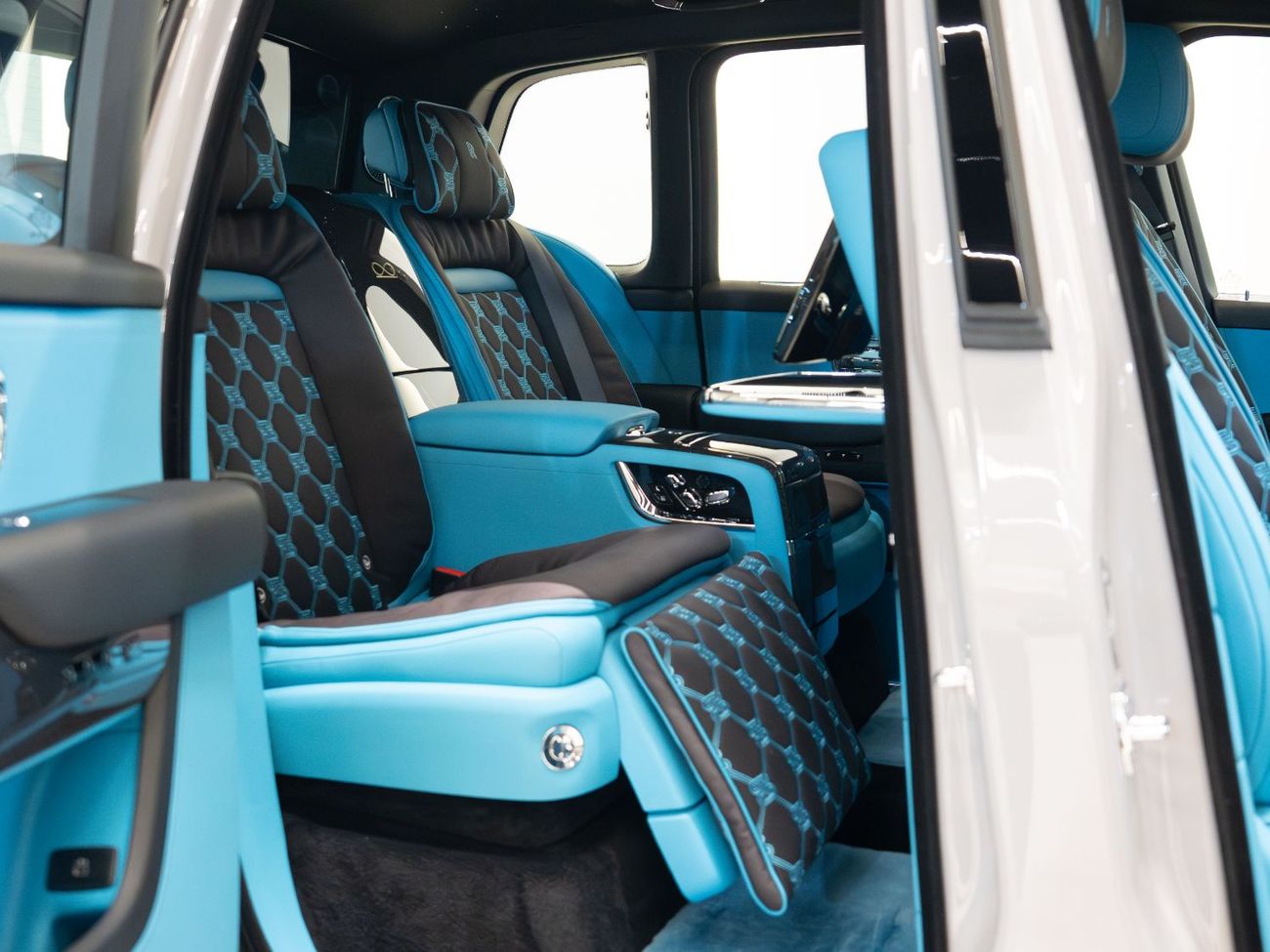 رولز رويس كولينان | Black Badge | Gucci Interior | Brand New | 0 Km | Full Option |