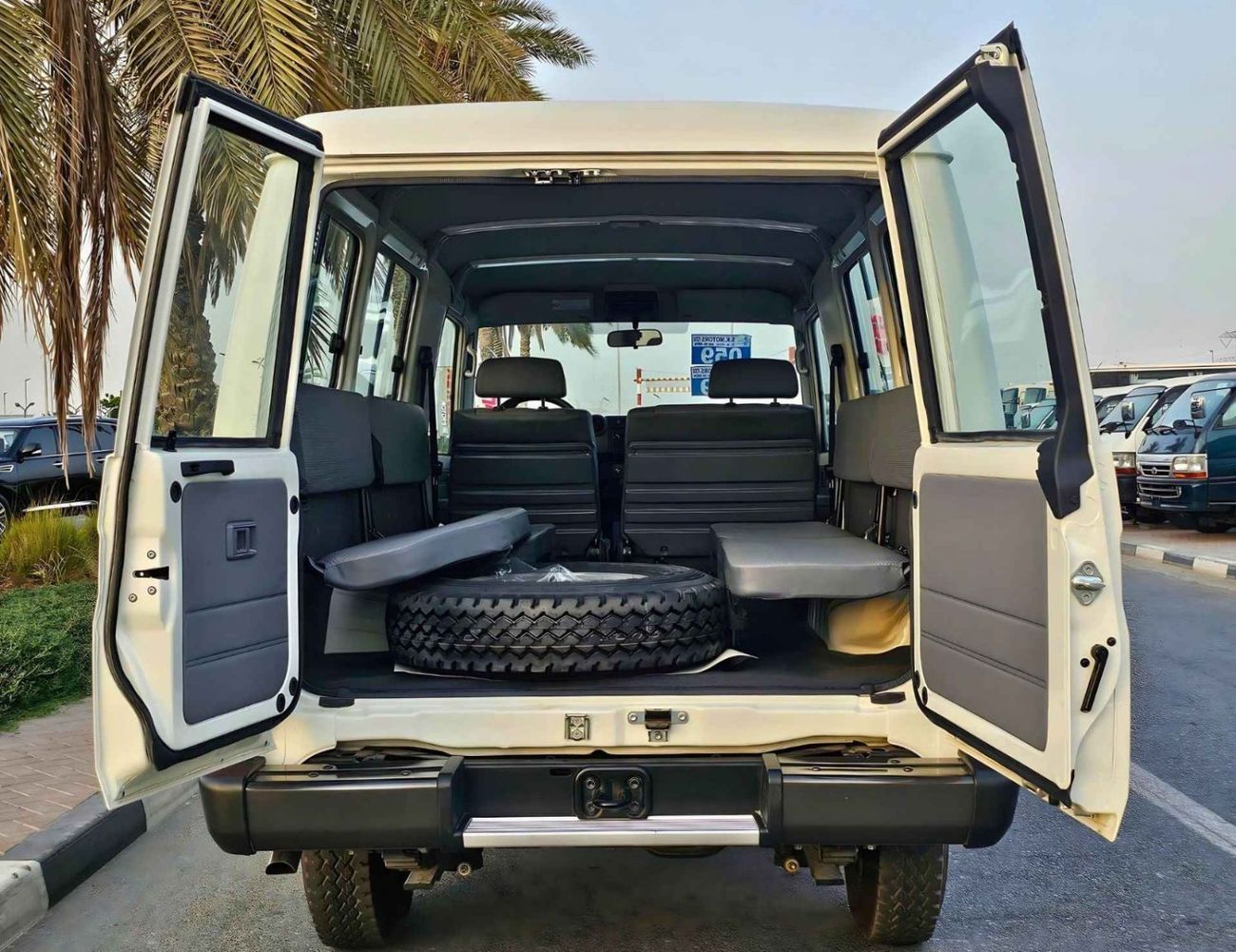 Toyota Land Cruiser 70 LC 78 HARDTOP 4.0L MT TOYOTA LAND CRUISER HARDTOP LC 78 / DIESEL 4.2L / 3 PORTAS Preço especial para Angola com Portes Inc