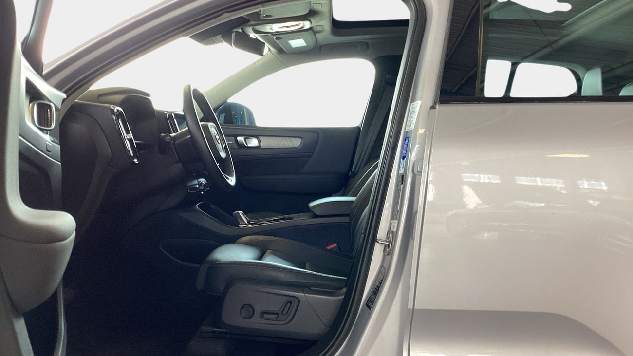 فولفو XC 40 2.0 B4 MHEV ULTIMATE DARK AUTO | شامل الضمان | 0 ﺪﻔﻋﺓ ﺃﻮﻟﻯ