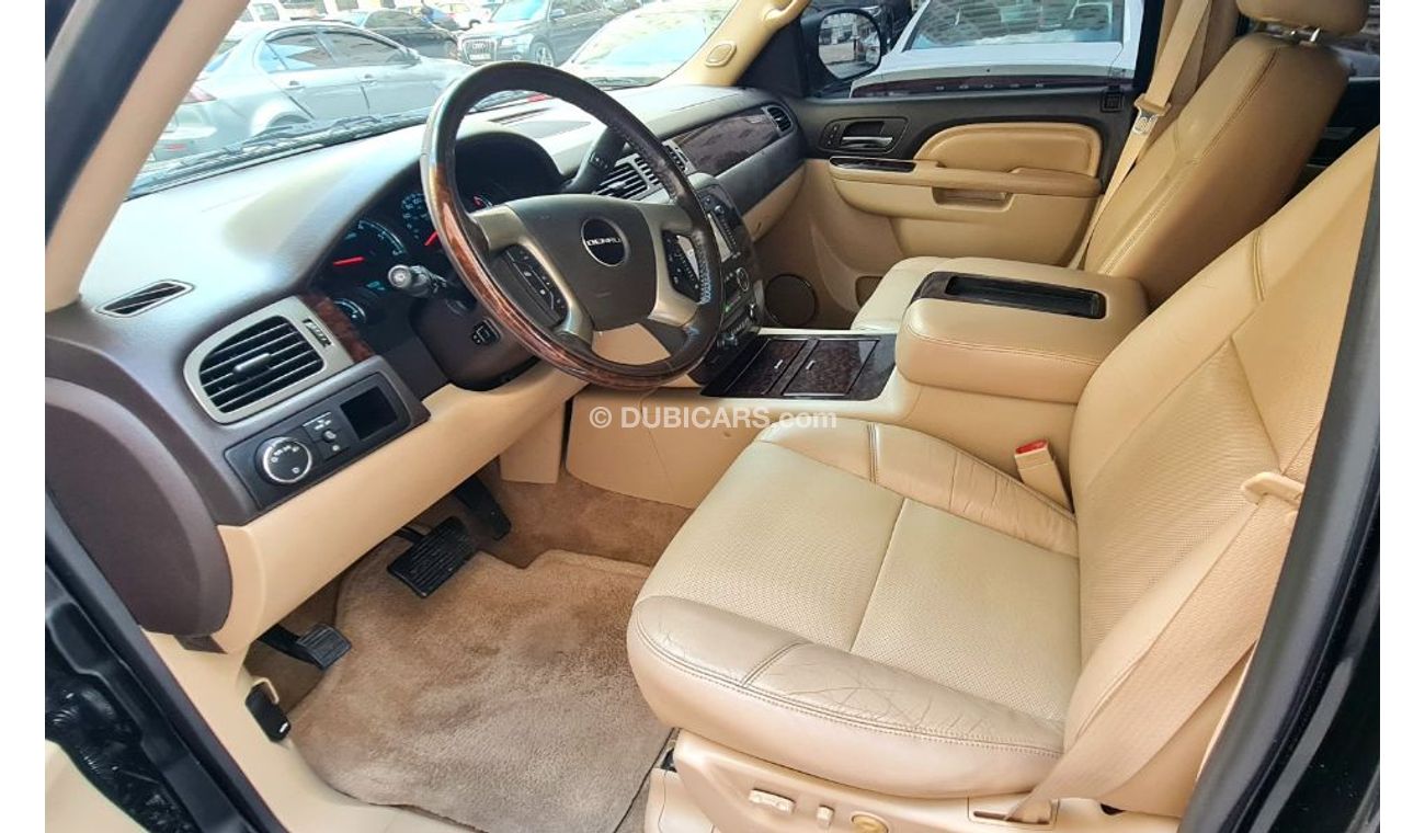 GMC Yukon GMC YUKON DENALI  2012 GCC  .  FULL OPTION.  SERVICE HISTORY  . ACCIDENT FREE  .. ORIGINAL PAINT  .