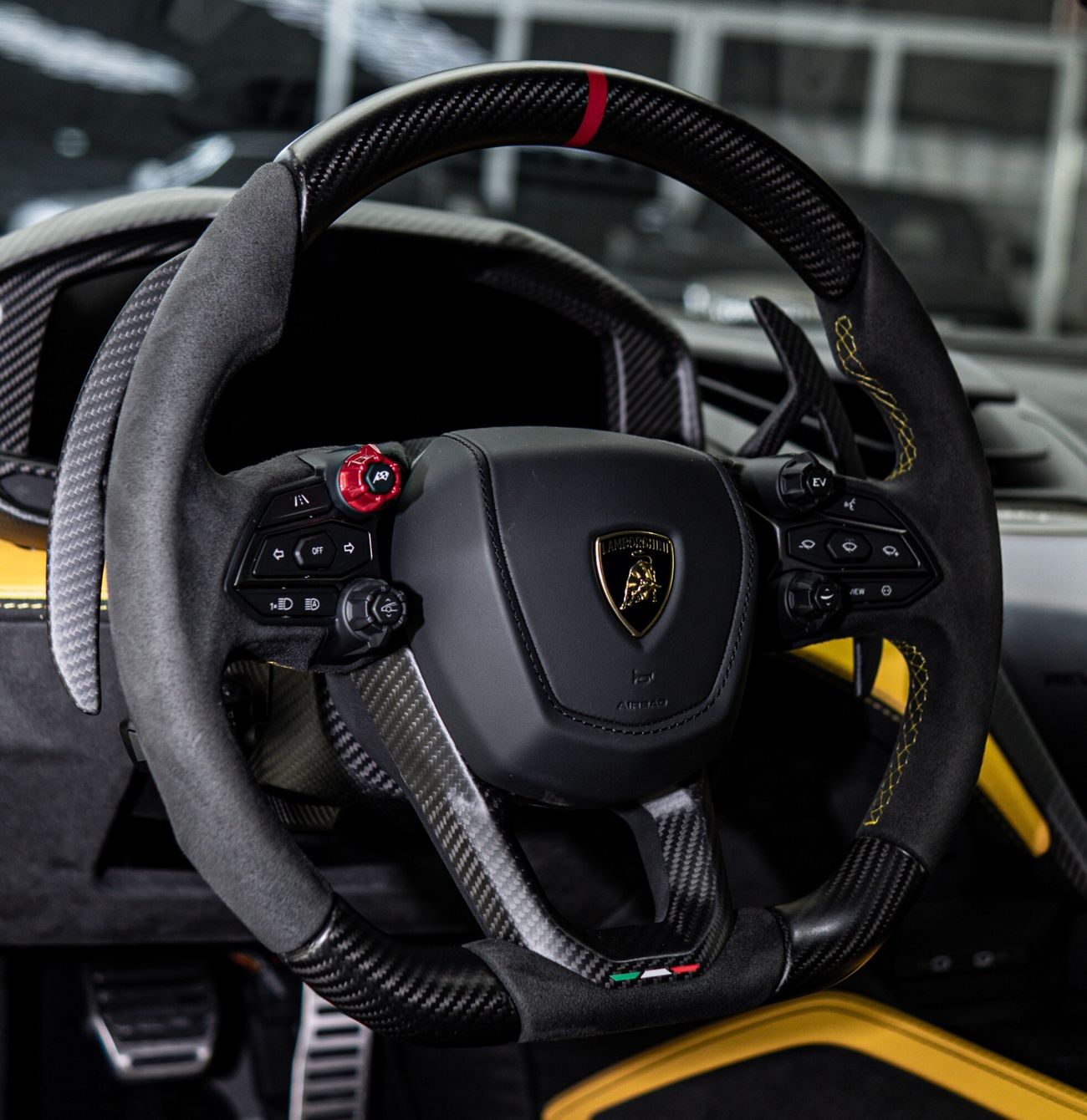 لامبورغيني ريفويلتو 6.5L V12 Hybrid