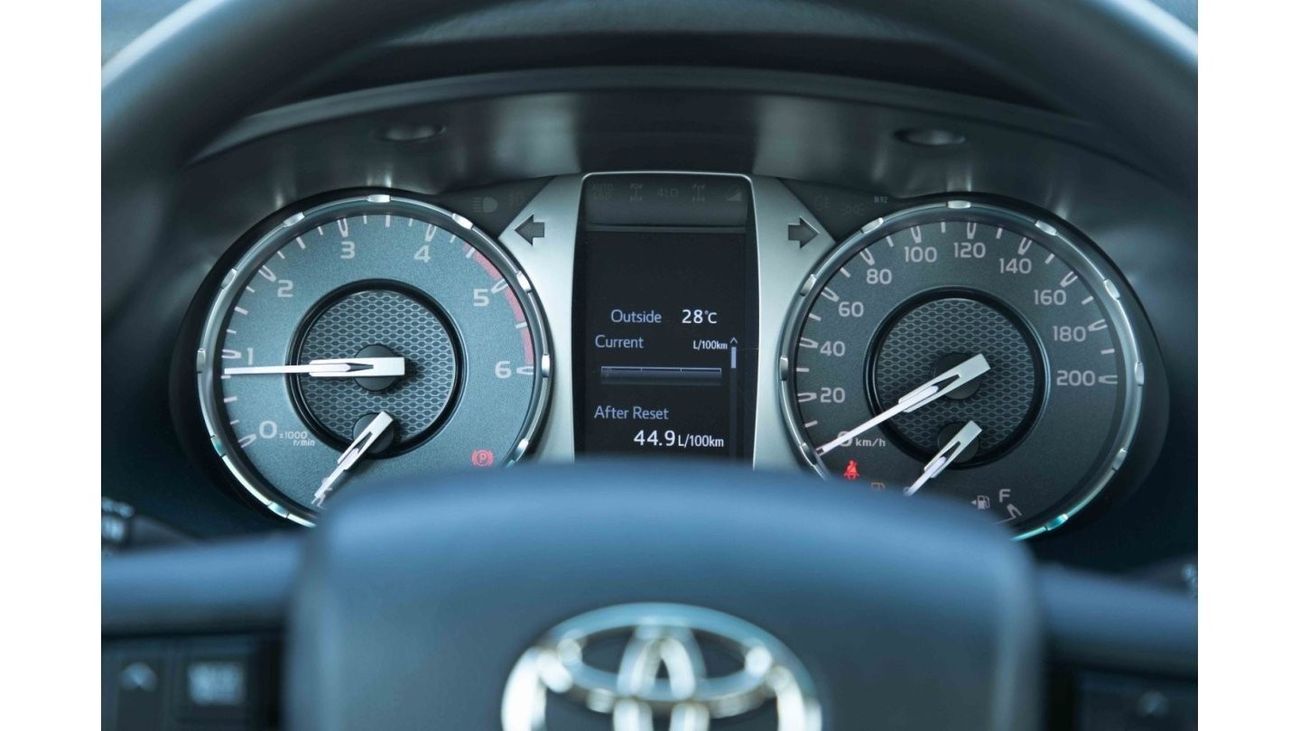 تويوتا هيلوكس تويوتا هيلوكس 4x4 DC 2.8 SR5 - أسود من الداخل عنابي