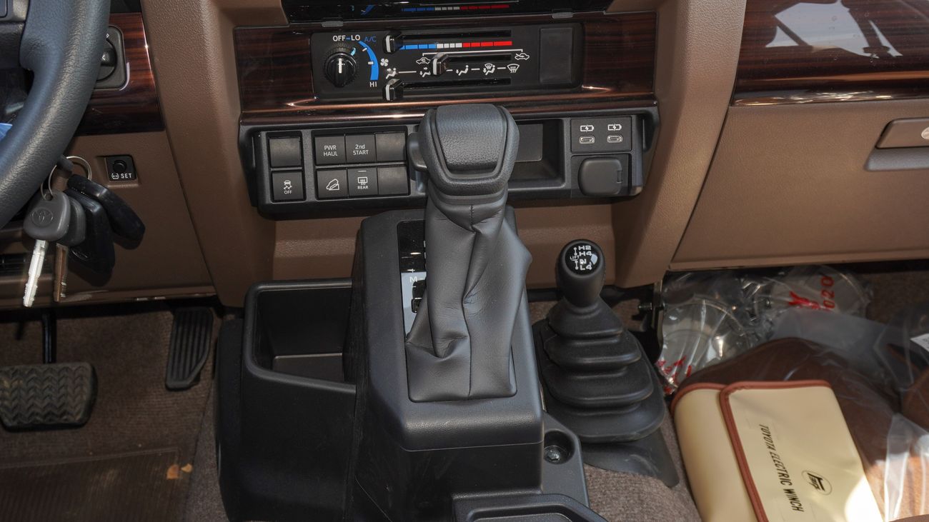 تويوتا لاند كروزر 70 LX 4.0L V6 A/T