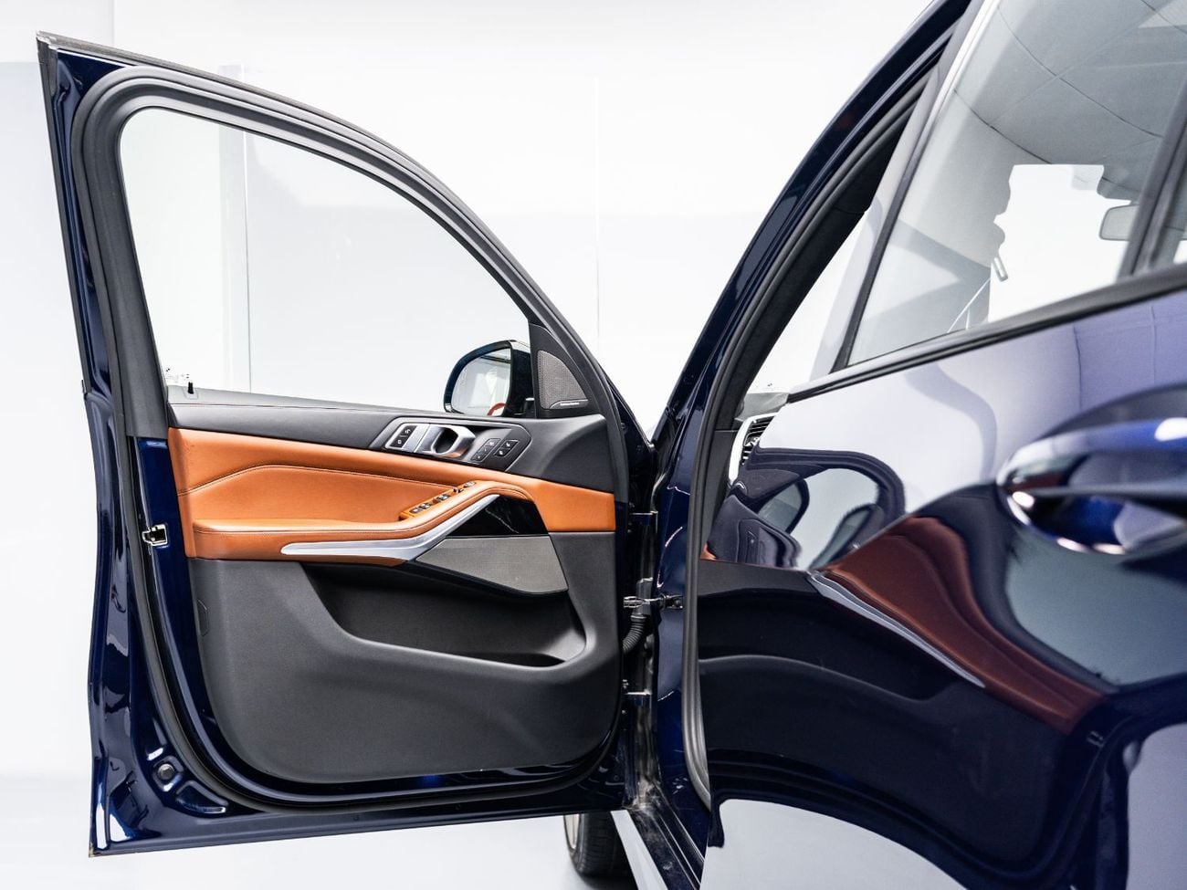 بي أم دبليو X5 2021 BMW X5 M50i, 4.4L TC V8, AWD, 523 bhp, 8 Speed Automatic.