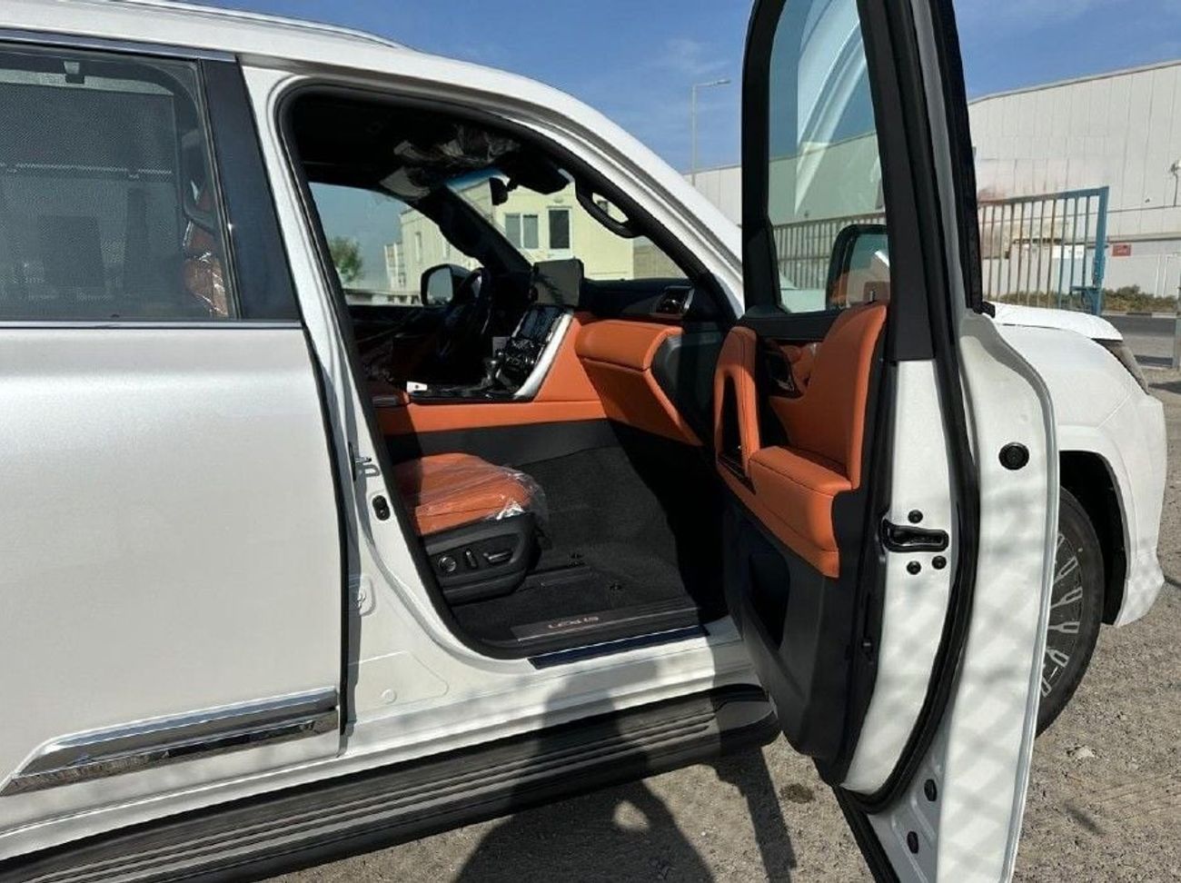 Lexus LX600 VIP 2026 LEXUS LX600 VIP PETROL WHITE/ORANGE - 3.5L V6 TT