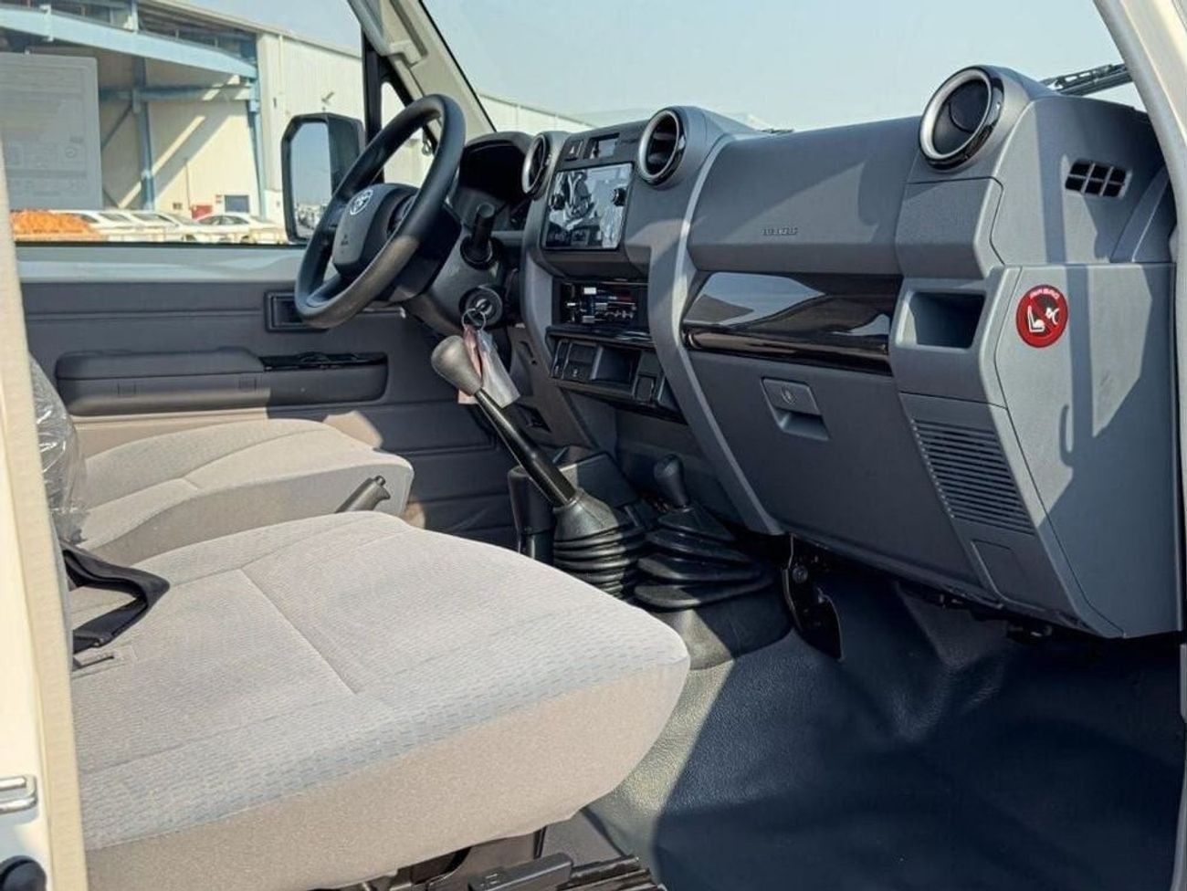 تويوتا لاند كروزر 70 2024 Toyota LC71 4.0 Hard Top - أبيض من الداخل رمادي مزرق | للتصدير فقط