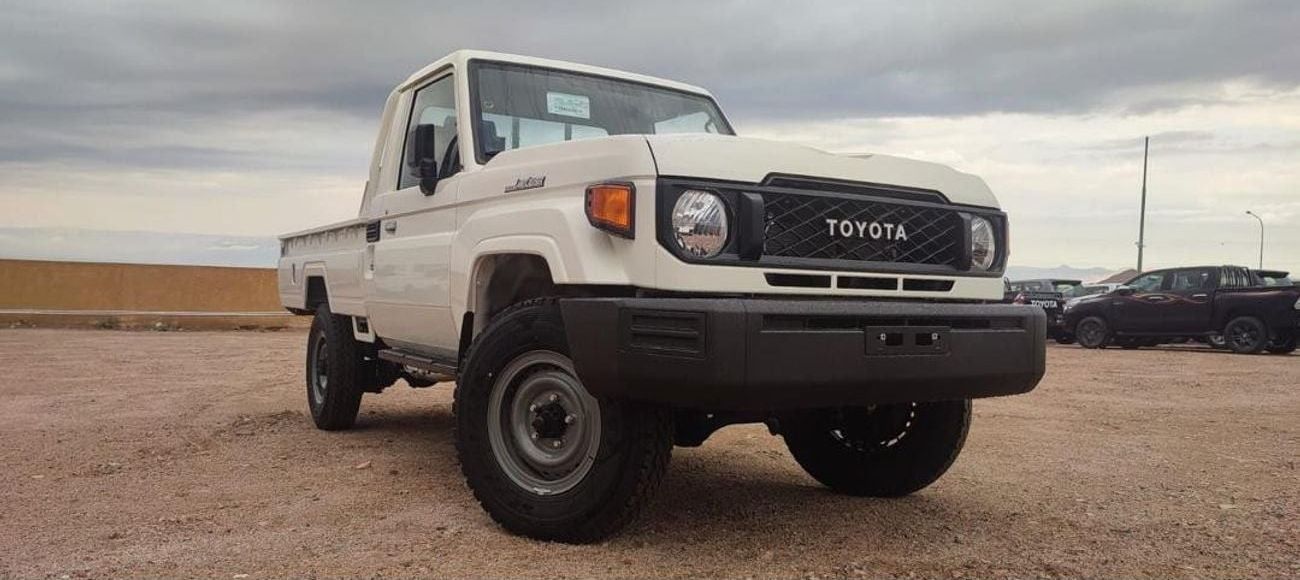 تويوتا لاند كروزر بيك آب 2024 Toyota Land Cruiser LC79 4.2L SC MT Diesel (White-Black)