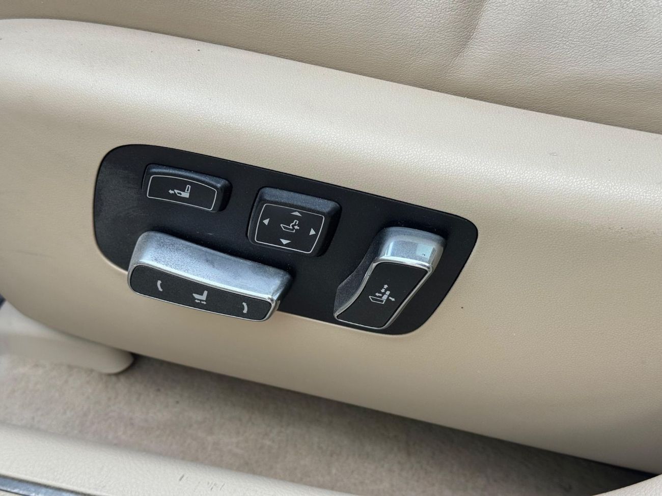 لكزس LS 460 كبيرة / محرك V8 سعة 4.6 لتر / مصابيح زينون ثلاثية / مقاعد تبريد وتدفئة / أبواب ناعمة الإغلاق / بحالة