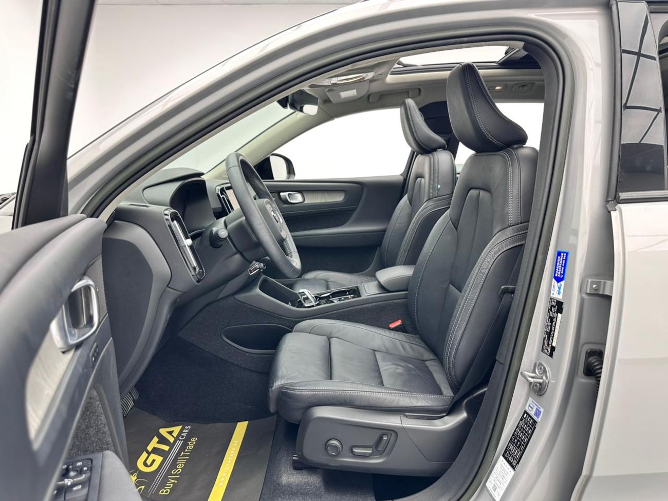 Volvo XC40 2023 Volvo XC40 B4 Ultimate Dark, 2028 Volvo Warranty, Volvo Full Service History, GCC