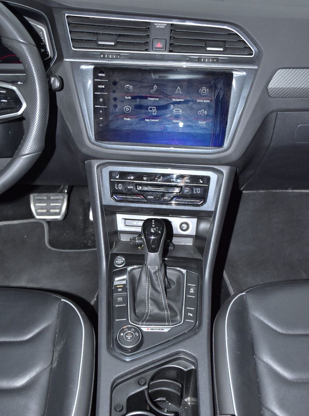 فولكس واجن تيجوان Volkswagen Tiguan R-Line 4Motion ( 2024 Model ) in White Color GCC Specs